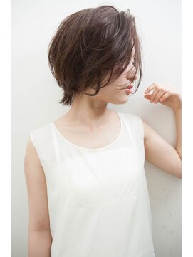 シロ(SiLO) くびれショート ウルフカット 艶のあるベージュカラー