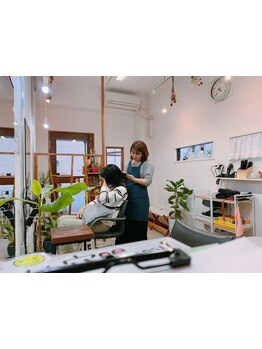 落ち着く店内が自慢のアットホームサロン☆店外に休憩スペースもあり、気軽に立ち寄れる、地域密着サロン☆