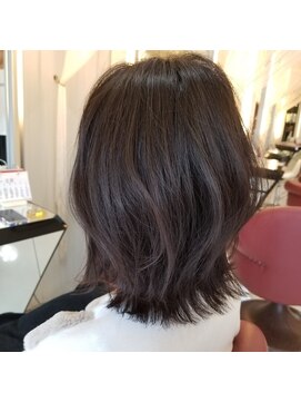 クオリス 赤塚店(QUALIS) 20代30代大人可愛いミディアムウルフ/外ハネ/アッシュグレージュ