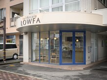 丸い屋根と青い扉が目印！