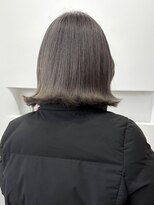 アム(am)&nbsp;グレージュ切りっぱなしボブ前髪ありミニボブミルクティベージュ