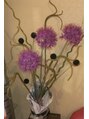ヘアー ウープス(HAIR OOPS) 待合の花。組み合わせを考えるのにかなり造花屋さんでねばります