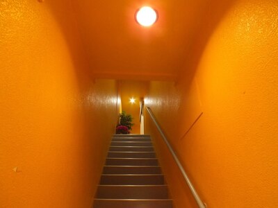 黄色い階段を上ってきてください♪仕事帰りの遅い時間もOK♪