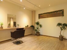 ピラストロヘアー(Pilastro Hair)の雰囲気（店内は木目調を中心としたナチュラルな居心地のいい空間）