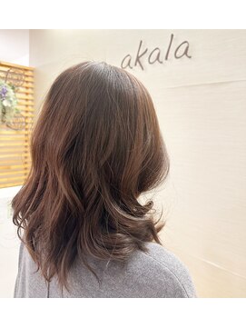 アカラ ヘアー akala ｈair グレージュ