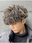 メンズ波巻きスパイラルパーマ×メンズ金メッシュハイライト