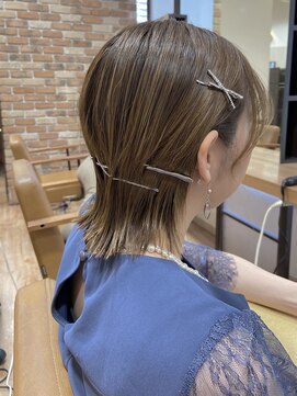 ヴィサージュクルー(VISAGE crew) タイトな外ハネセットデザイン×飾りの映えるお呼ばれヘア