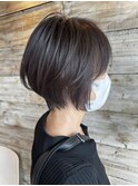 ショートヘアとグレージュカラー