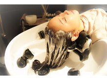 シャンプー後、ホイップ状にしたクリームで頭全体を優しく包み込みます♪(矢場町/栄)