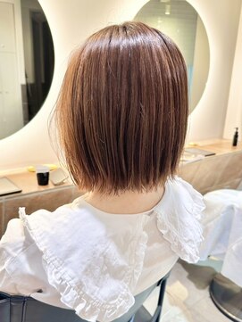 ヒビヲ(HIBIO) 切りっぱなしボブミディアムボブミルクティーベージュカラー横浜