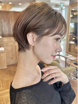 ビュートリアム 南青山(BEAUTRIUM) 大人ショートヘアショートボブ耳掛け丸みショート30代40代50代