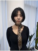 ダークブルーにレイヤーボブで軽さをプラス
