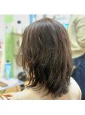 柔らかい質感の毛先パーマで作るレイヤーウルフスタイル