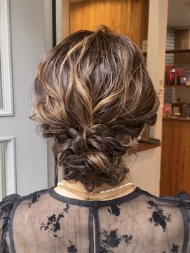 ガーランド (Garland) 《華やかさ×きちっと感》編み込みまとめ髪 結婚式 ヘアアレンジ