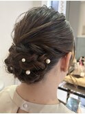 編み込み×パールアクセで魅せるクラシカルシニヨン