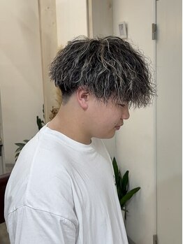 ライト(Light)の写真/旬のメンズパーマで男の色気とかっこよさを演出！ニュアンス、スパイラルなど人気のパーマもお任せ！