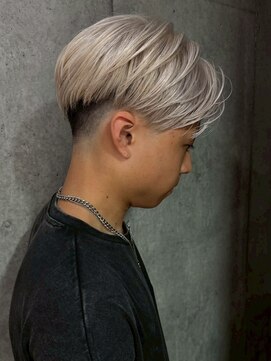 ネハス(nehus.) MEN’S HAIR/サーフカール/刈り上げセンターパート/ブリーチ