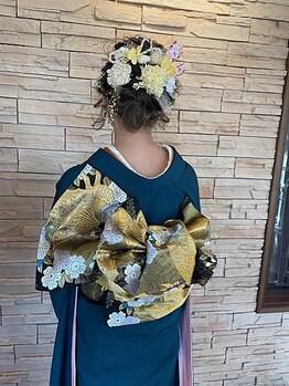 振袖の華やかさを引き立てる上品アップスタイル。後ろ姿まで特別な一日を彩る仕上がりに。