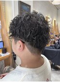ツイストスパイラルパーマメンズマッシュ刈り上げ
