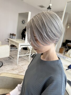 イーエス(E.S) グレーショート 【ブリーチカラー】【ショートカット】