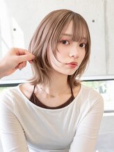 動きのあるフェイスレイヤーで小顔見えする大人可愛いミディアム、横顔まで柔らかく垢抜ける上品ヘア仕上げ