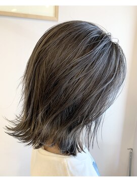 トレパルッキエーレ(tre parrucchiere) ［-tre-］ミディアムレイヤー×ダブルカラー