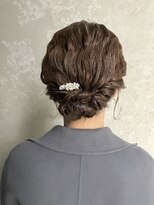 コトナ(kotona)&nbsp;【低めシニヨンヘアアレンジ】ヘアセット結婚式ヘアお呼ばれヘア
