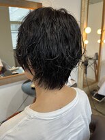 ビハインドザカーテン(BEHIND THE CURTAIN) ショートウルフレイヤーカット×くせ毛風パーマショート