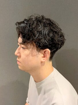 ビーダンディー(Bee dandy) 前髪パーマ センターパート アップバング ツーブロックショート