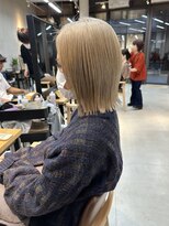 【mee.】ヤジマ　パツッとボブ　ミルクティーベージュ