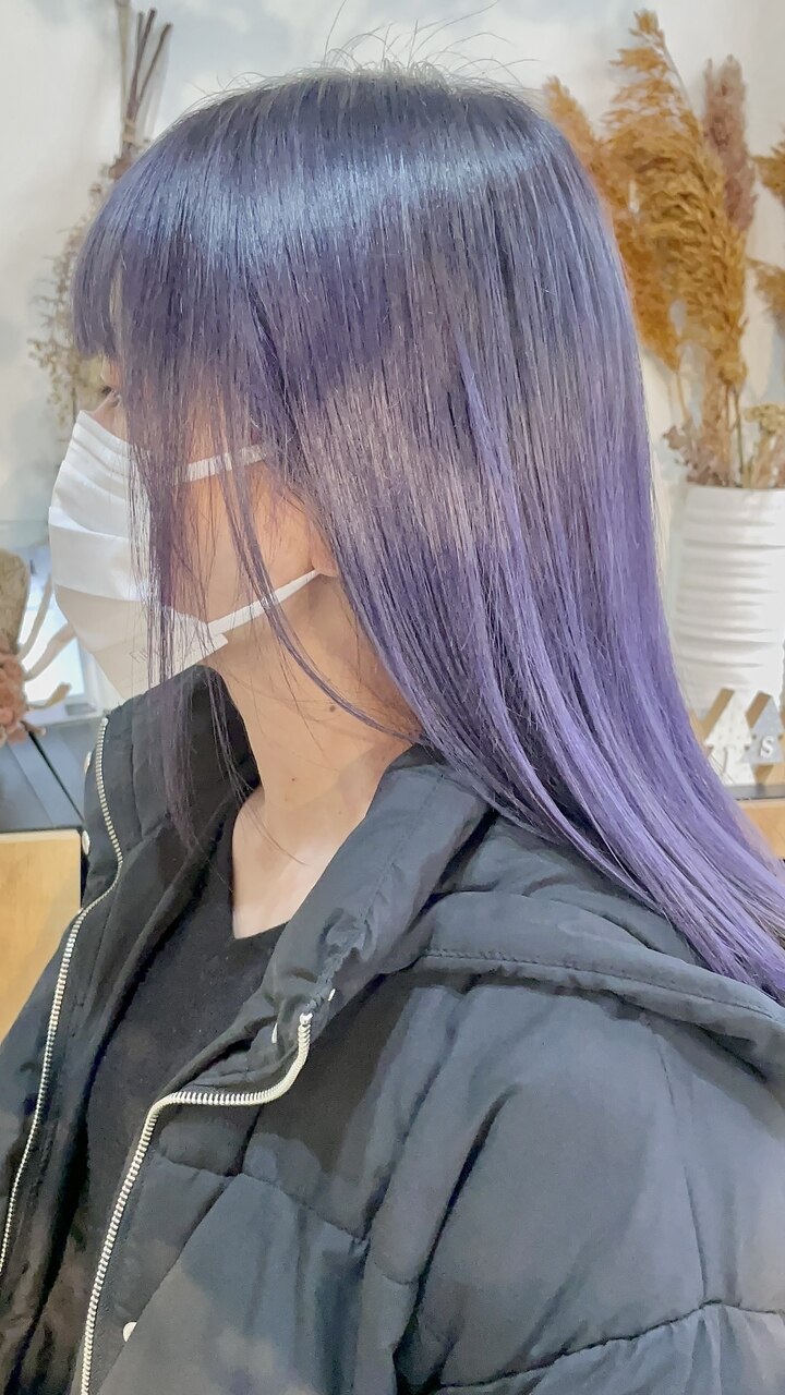 ACNE 薄いラベンダー色の軽やかなミディドレス。 心躍る華やかなラベンダーピンクに色とりどりの小花が咲き誇る