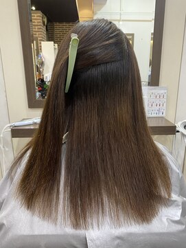 ヘアーアンドメイク ビス(HAIR&MAKE bis) ブリーチ履歴2回でもかかる！酸性ストレート【中西思実】