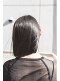 細めハイライトブルーカラーの前髪なしぱっつんボブ