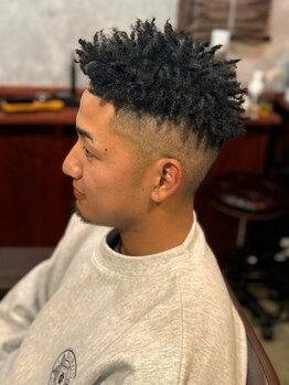 バロン(BARON)の写真/ツイスト/波巻き/針金など幅広く対応。動きと質感を自在に操るメンズパーマが得意な《BARON》