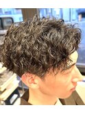 センターパート×強めツイストスパイラル