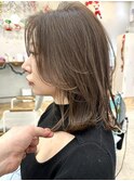 大人可愛いミディアムレイアーミルクティーアッシュ