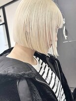 ベモ(NVEMO) ホワイトブロンドミルクティーホワイトグレージュショートボブ