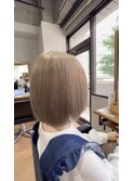 くすみベージュマロンベージュ前下がりボブフェザーショートヘア