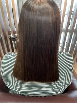 カラー・縮毛矯正と併せて使用するトリートメントで強いダメージもしっかり補修して美しい髪へ導きます♪