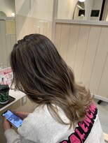 シダ(sida SAIIN)&nbsp;透明感グラデーションカラー20代30代ゆる巻き