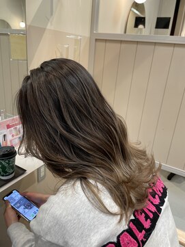 シダ(sida SAIIN) 透明感グラデーションカラー20代30代ゆる巻き