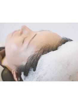 ≪頭皮の血行を促進し、疲れを癒す≫頭皮の汚れをしっかり落とし、髪本来のツヤとハリを取り戻します。