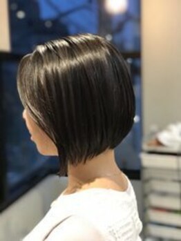 くせ毛を魅力に変える！骨格に合わせた似合わせカットで扱いやすいスタイルを実現