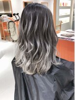 デイズ(days)&nbsp;ナチュラルグラデーションカラー　アッシュシルバーカラー渋谷