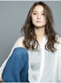 しなやかなカールと段差のミックスでグラマラスに