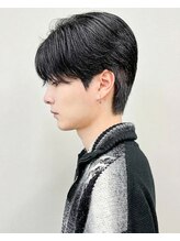 トレンド最前線！【ダウンパーマ】で重めシルエットと動きのある質感を両立し、モード感のある仕上げに◎