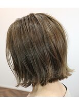 ウィスカーヘアー(whisker hair)&nbsp;ブリーチなし　ダブルカラー　カーキベージュ　外ハネボブ　