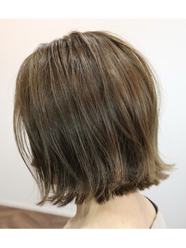 ウィスカーヘアー(whisker hair) ブリーチなし　ダブルカラー　カーキベージュ　外ハネボブ