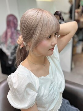 ベレーザシェルト(Beleza scelto) 13784ホワイトブロンドくびれヘアレイヤーカットポニーテール