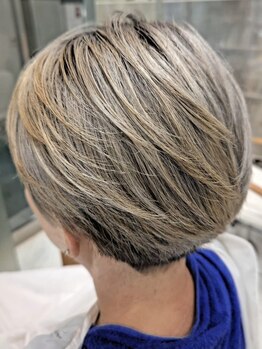 ディーズヘアー(De's HAIR)の写真/ダメージを抑えながらモテ髪にカラーチェンジ!!上質で自然な発色のグレイカラーがおすすめ☆